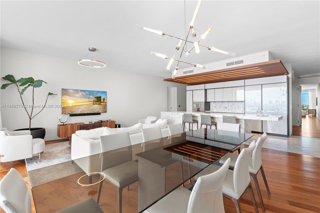 Недавно продано: $3,490,000 (2 спален, 2 ванн, 1910 Квадратных фут)