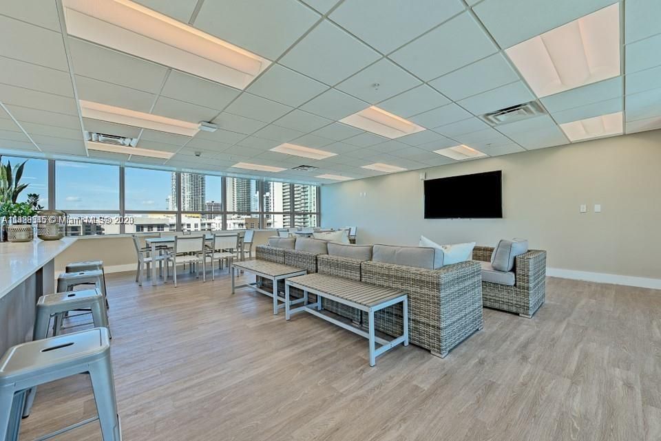 Recently Sold: $375,000 (1 beds, 1 baths, 560 Square Feet)