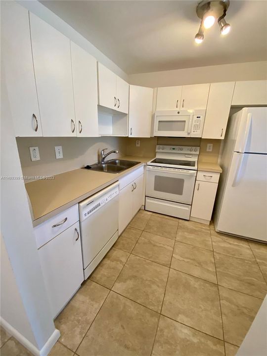 Recently Sold: $180,000 (1 beds, 1 baths, 688 Square Feet)