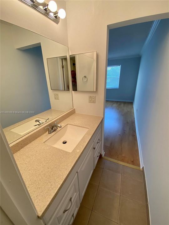 Recently Sold: $180,000 (1 beds, 1 baths, 688 Square Feet)