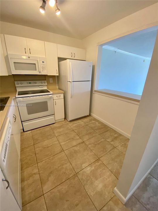 Recently Sold: $180,000 (1 beds, 1 baths, 688 Square Feet)