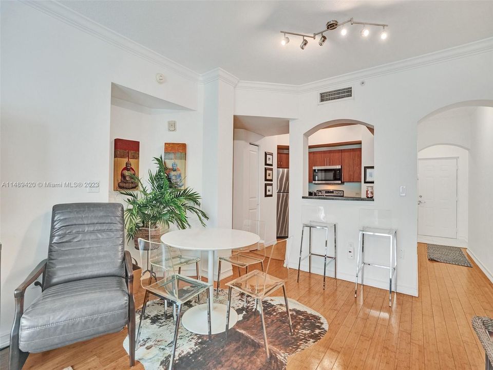 Active With Contract: $525,000 (2 beds, 2 baths, 984 Square Feet)