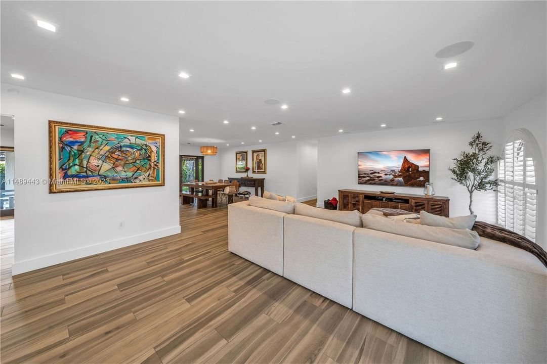 Недавно продано: $1,495,000 (4 спален, 2 ванн, 2340 Квадратных фут)