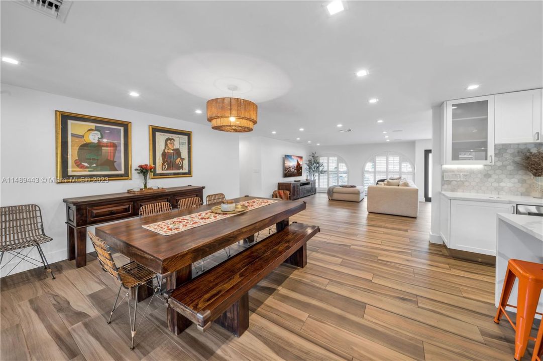 Недавно продано: $1,495,000 (4 спален, 2 ванн, 2340 Квадратных фут)