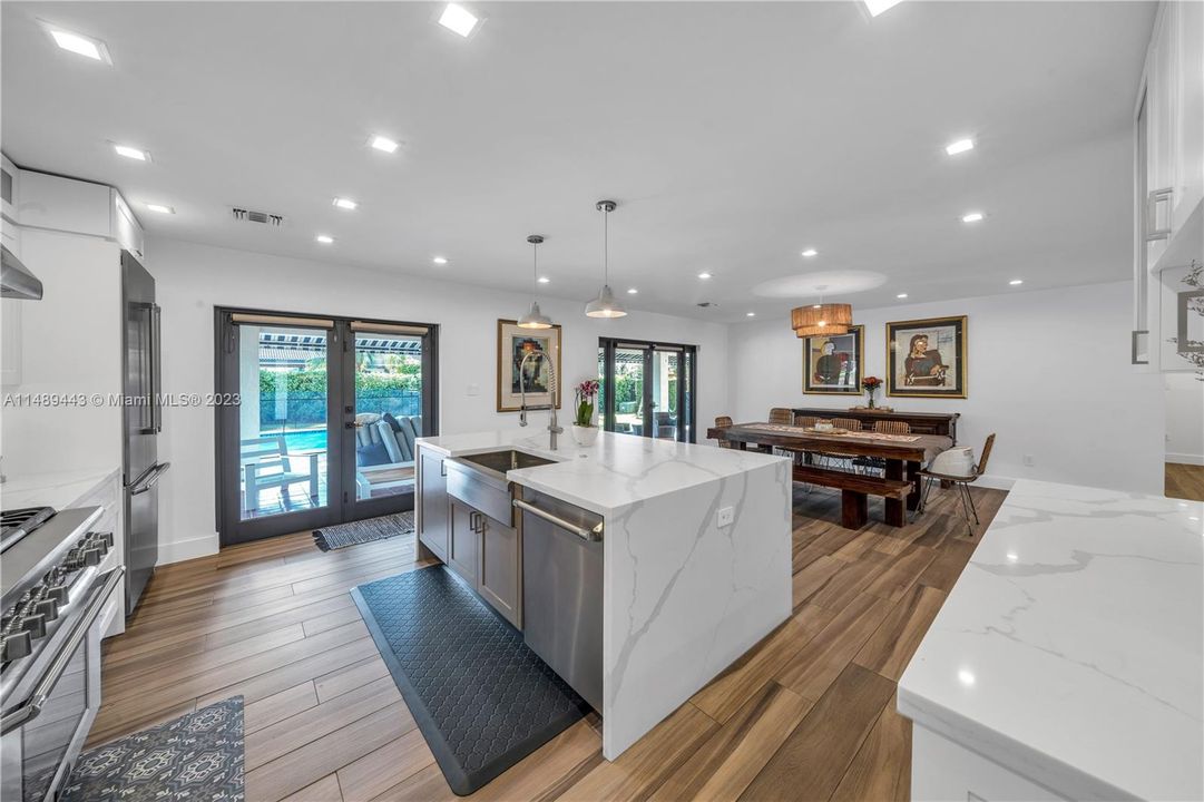 Недавно продано: $1,495,000 (4 спален, 2 ванн, 2340 Квадратных фут)