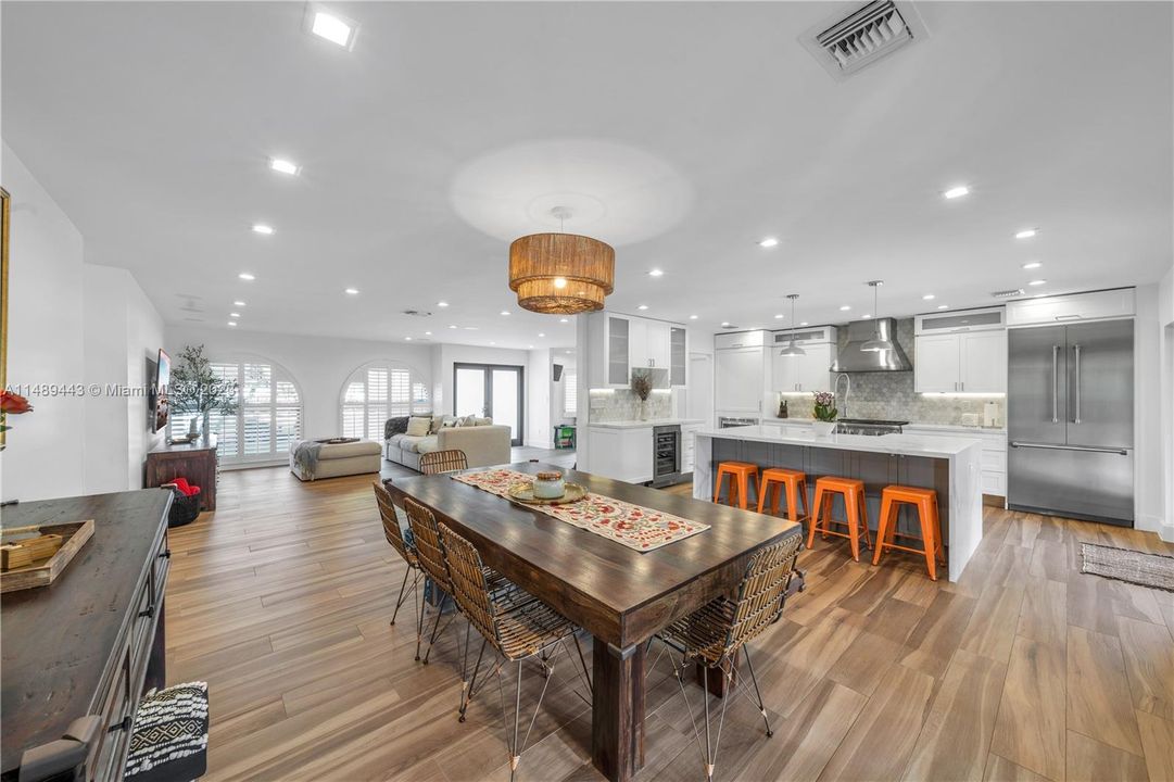 Недавно продано: $1,495,000 (4 спален, 2 ванн, 2340 Квадратных фут)