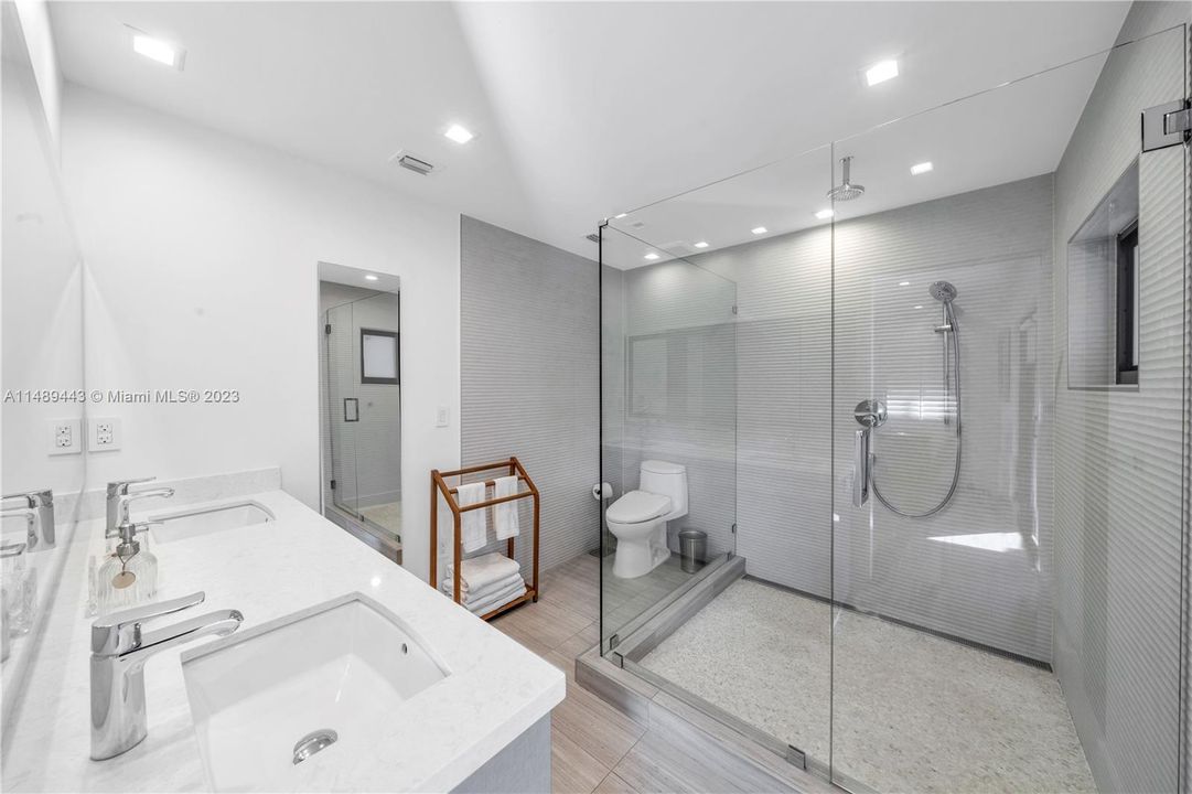 Недавно продано: $1,495,000 (4 спален, 2 ванн, 2340 Квадратных фут)