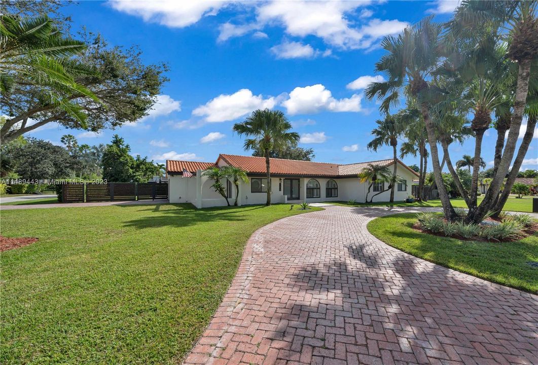 Недавно продано: $1,495,000 (4 спален, 2 ванн, 2340 Квадратных фут)