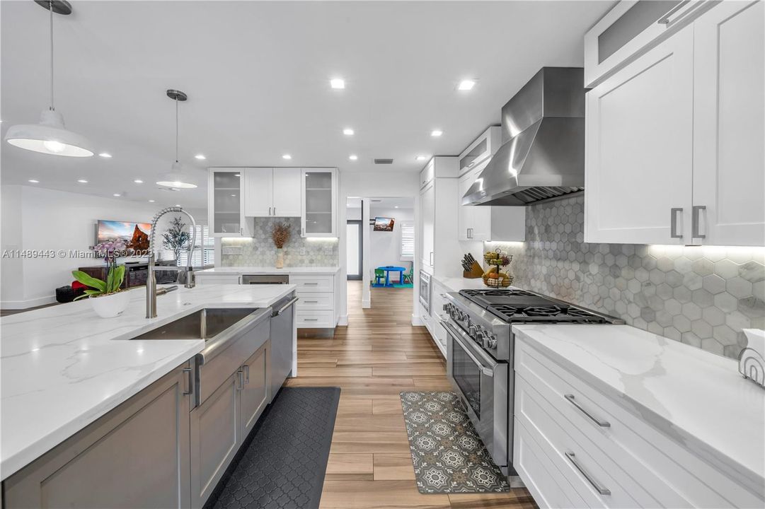 Недавно продано: $1,495,000 (4 спален, 2 ванн, 2340 Квадратных фут)