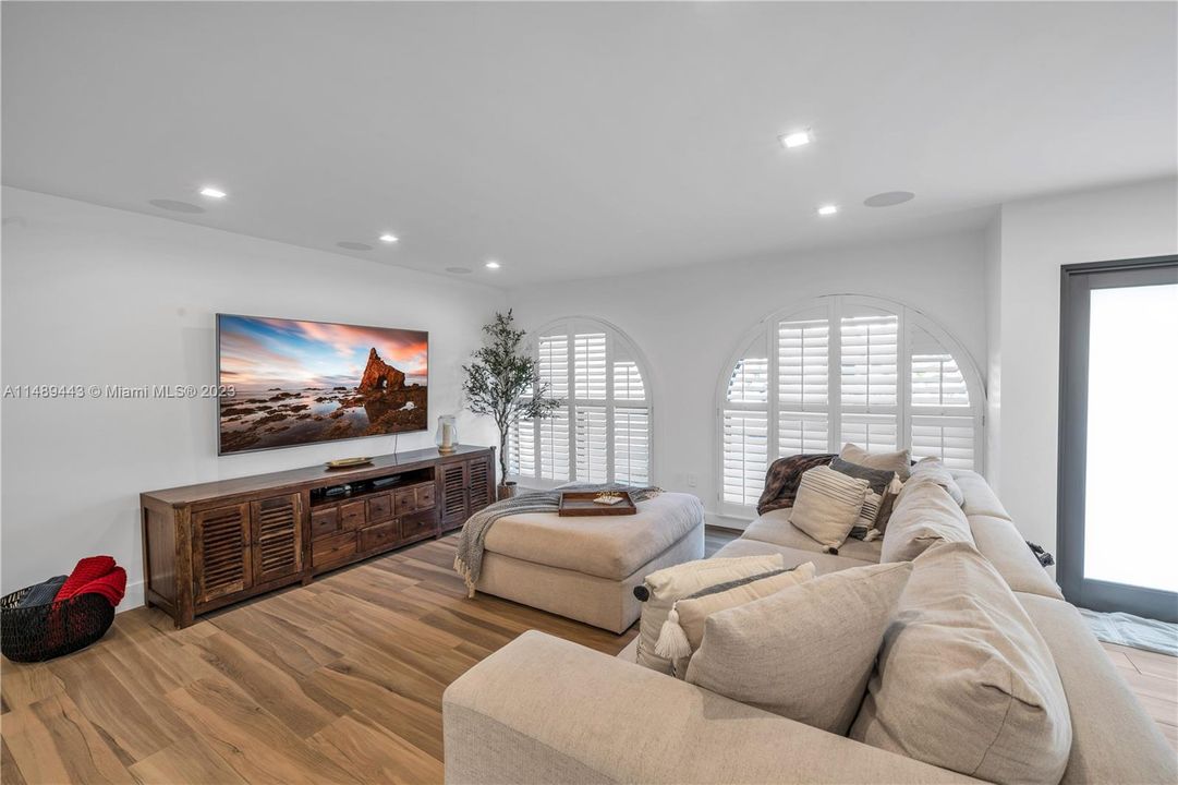 Недавно продано: $1,495,000 (4 спален, 2 ванн, 2340 Квадратных фут)