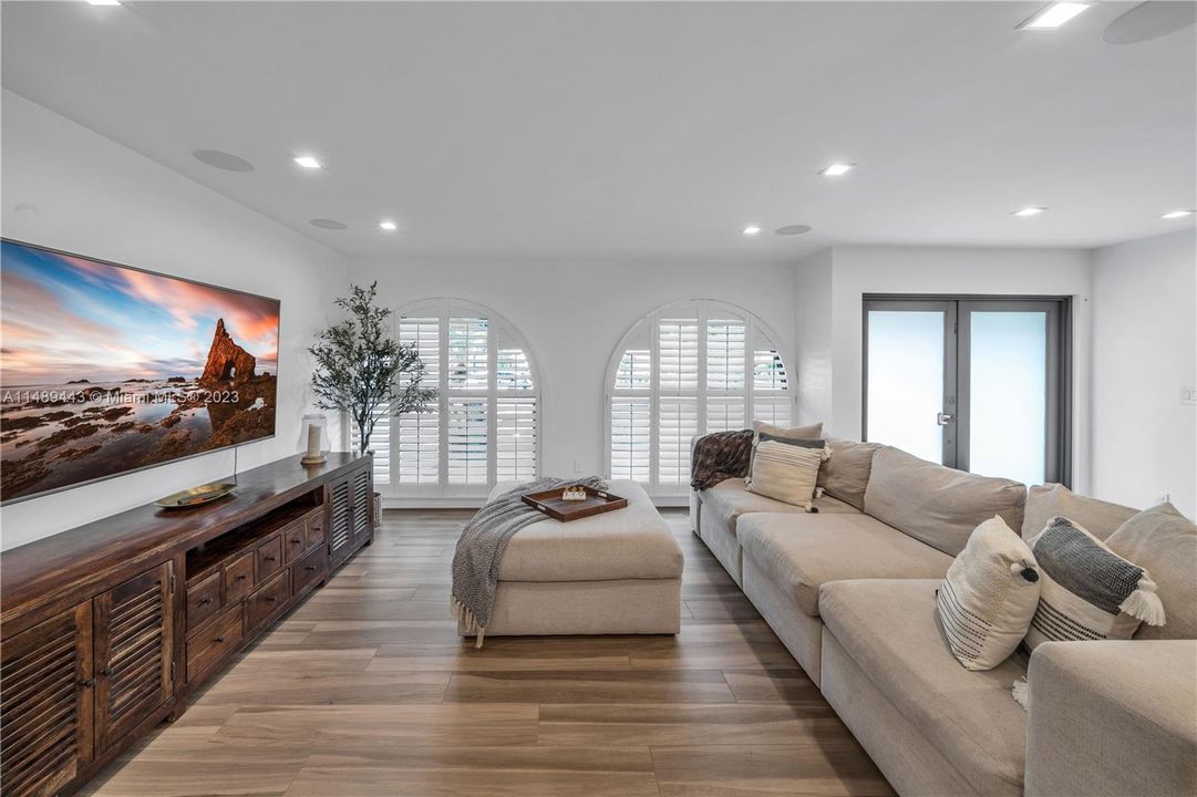 Недавно продано: $1,495,000 (4 спален, 2 ванн, 2340 Квадратных фут)