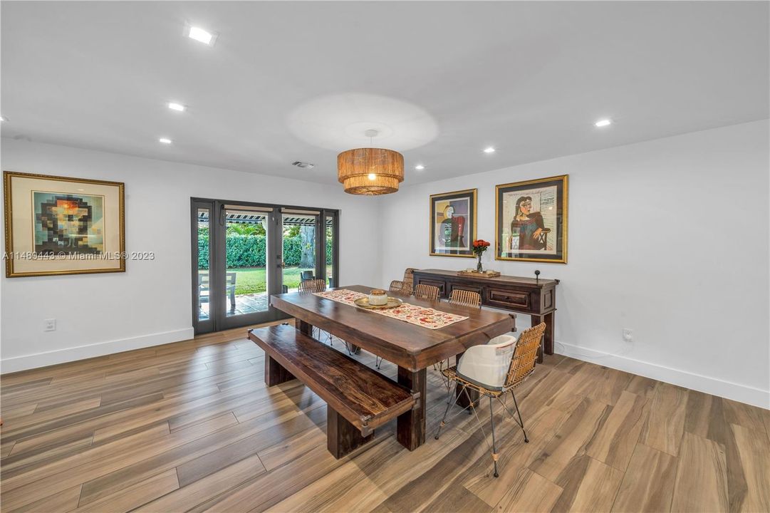 Недавно продано: $1,495,000 (4 спален, 2 ванн, 2340 Квадратных фут)