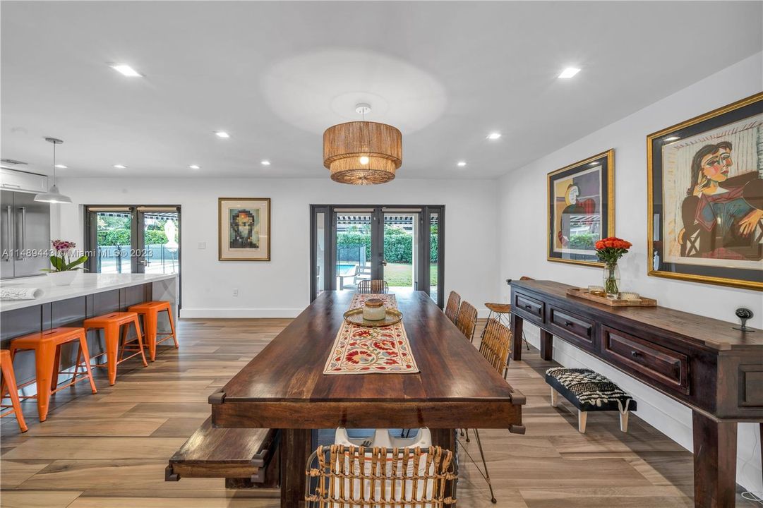 Недавно продано: $1,495,000 (4 спален, 2 ванн, 2340 Квадратных фут)