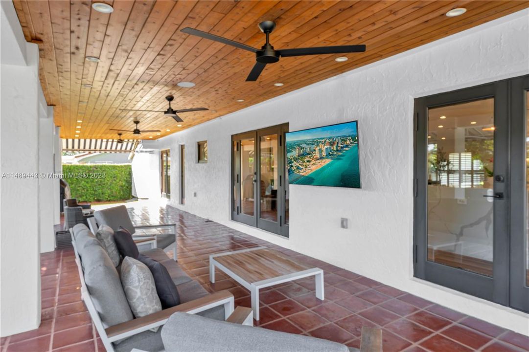 Недавно продано: $1,495,000 (4 спален, 2 ванн, 2340 Квадратных фут)