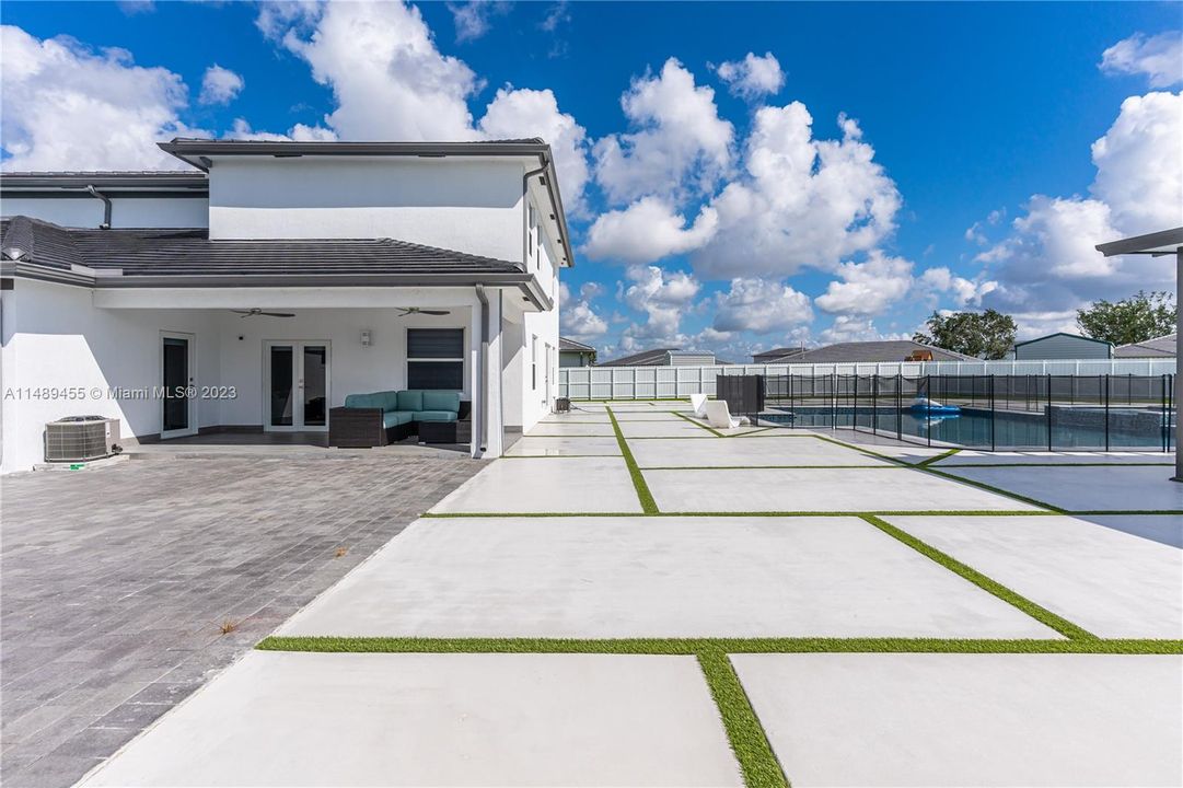 For Sale: $1,600,000 (5 beds, 5 baths, 3380 Square Feet)