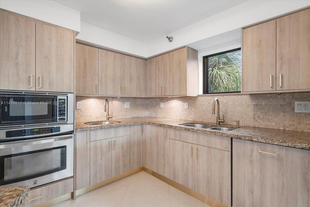 Recently Rented: $3,500 (2 beds, 2 baths, 1271 Square Feet)