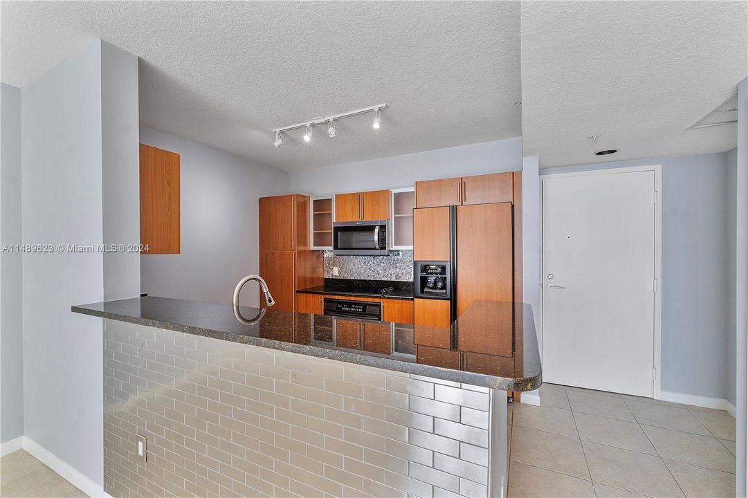 Recently Sold: $450,000 (1 beds, 1 baths, 933 Square Feet)