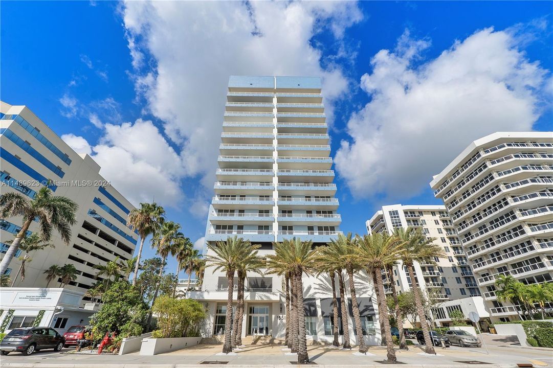 Recently Sold: $450,000 (1 beds, 1 baths, 933 Square Feet)