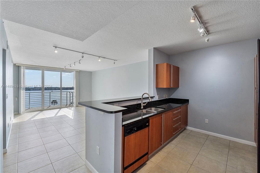 Recently Sold: $450,000 (1 beds, 1 baths, 933 Square Feet)
