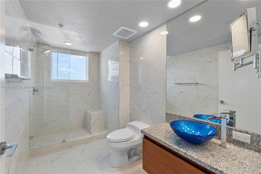最近售出: $450,000 (1 贝兹, 1 浴室, 933 平方英尺)