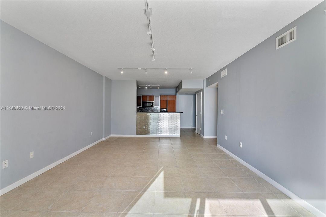 Recently Sold: $450,000 (1 beds, 1 baths, 933 Square Feet)