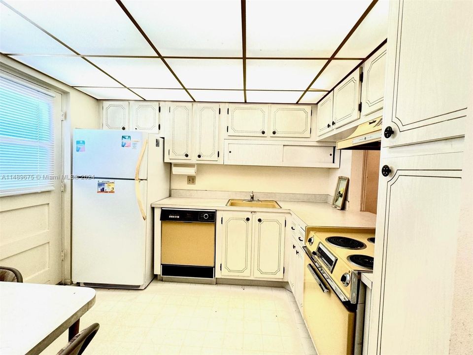 Recently Sold: $180,000 (1 beds, 2 baths, 1050 Square Feet)