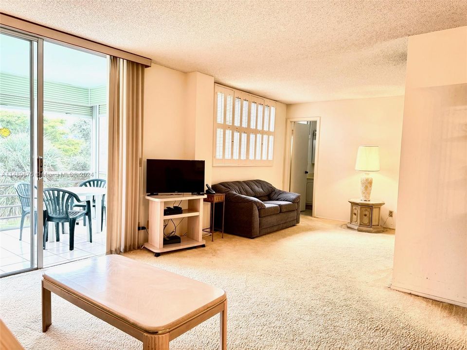 Recently Sold: $180,000 (1 beds, 2 baths, 1050 Square Feet)