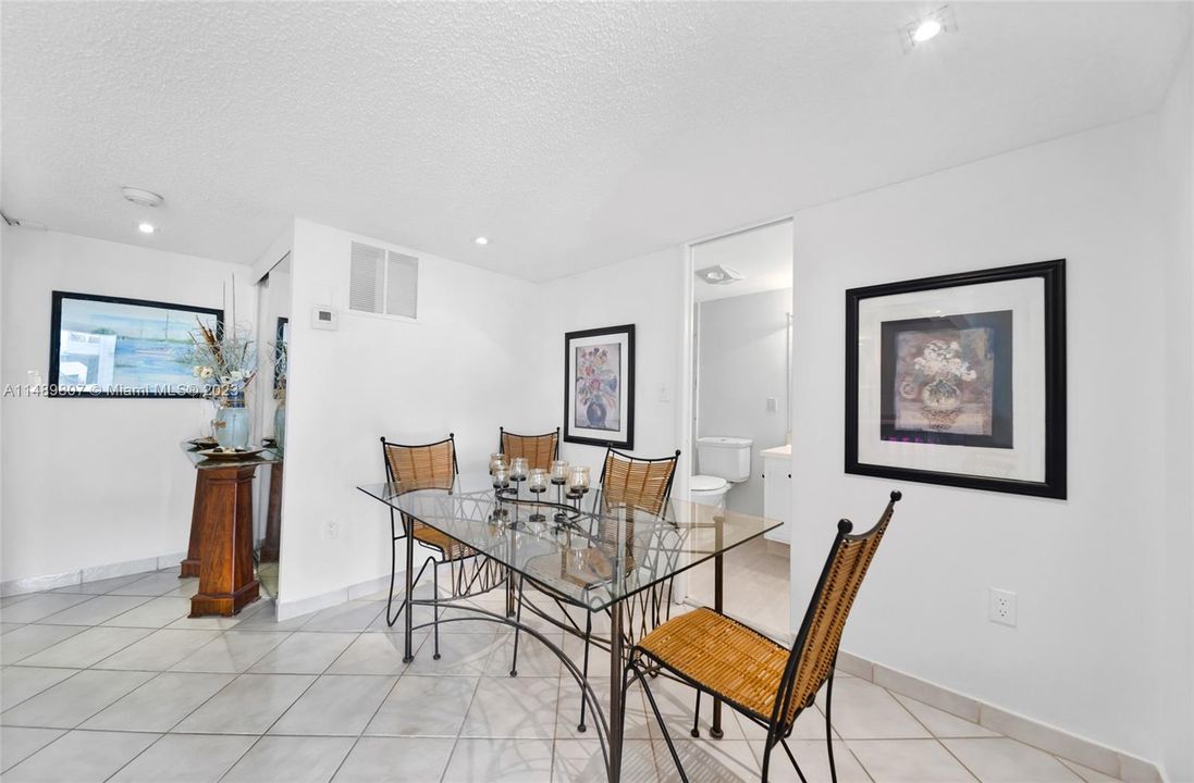 For Sale: $425,000 (1 beds, 1 baths, 665 Square Feet)