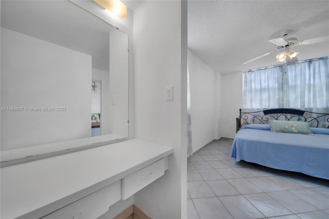 For Sale: $425,000 (1 beds, 1 baths, 665 Square Feet)