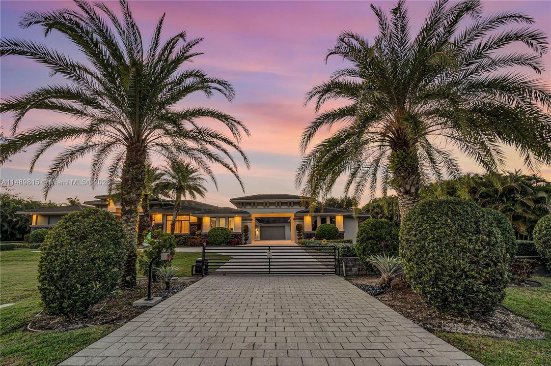 Recently Sold: $5,999,999 (7 beds, 9 baths, 9045 Square Feet)