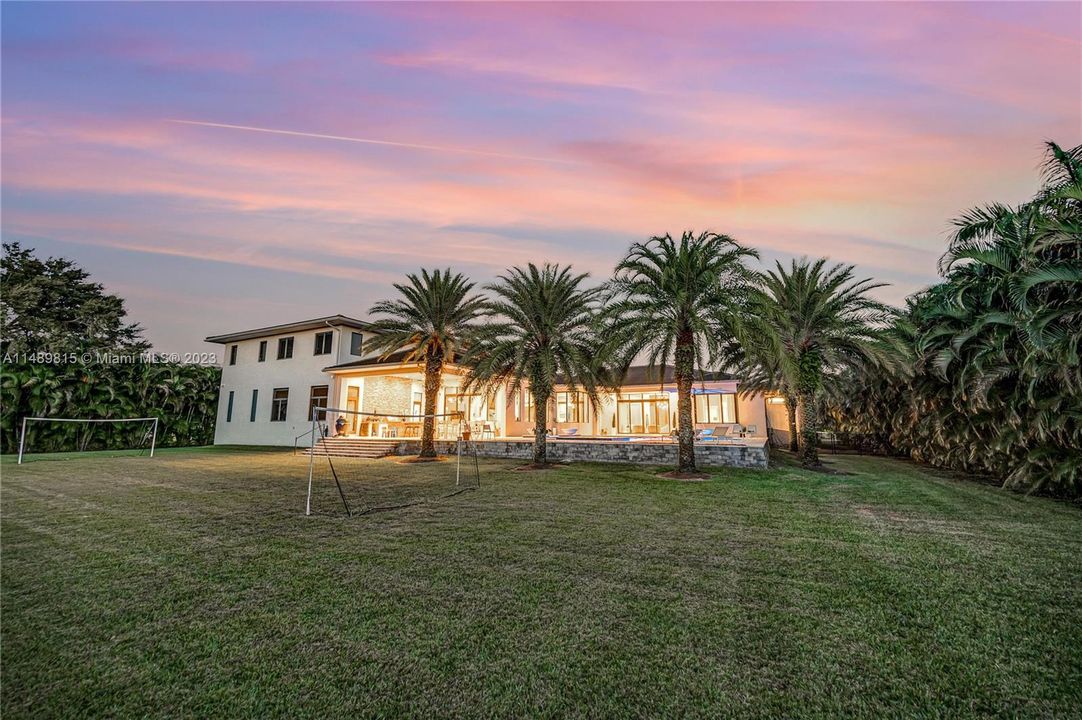 Recently Sold: $5,999,999 (7 beds, 9 baths, 9045 Square Feet)