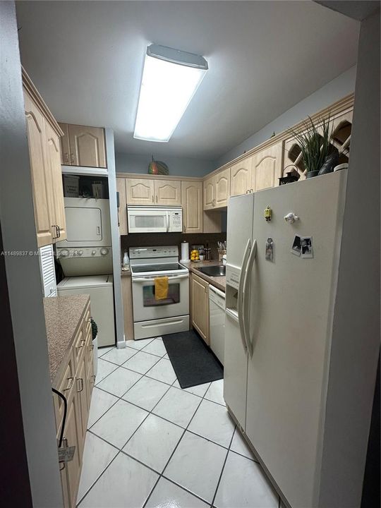 Active With Contract: $264,900 (2 beds, 2 baths, 915 Square Feet)