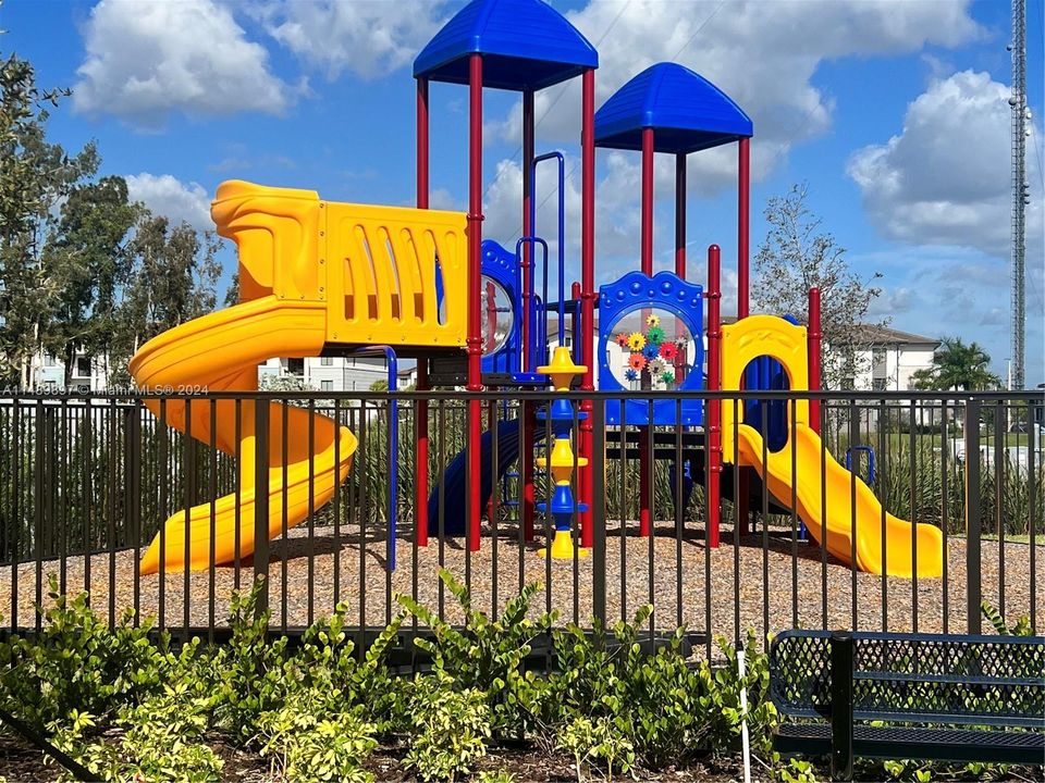 Недавно продано: $525,000 (3 спален, 2 ванн, 1344 Квадратных фут)