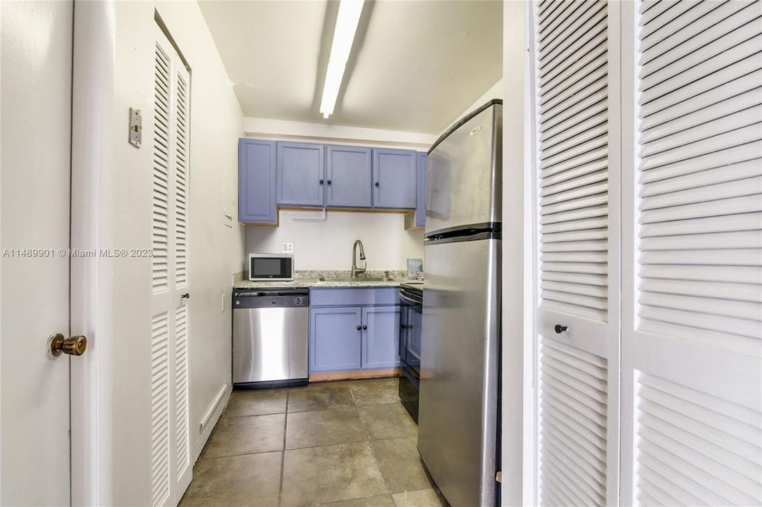 For Sale: $239,900 (1 beds, 1 baths, 712 Square Feet)