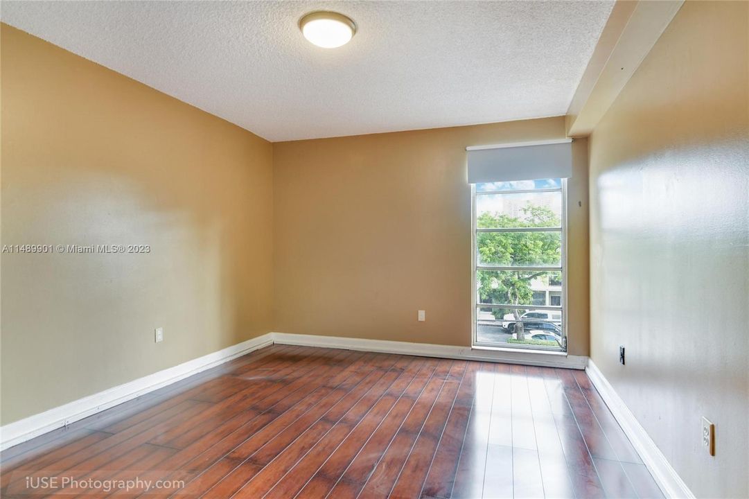 For Sale: $239,900 (1 beds, 1 baths, 712 Square Feet)