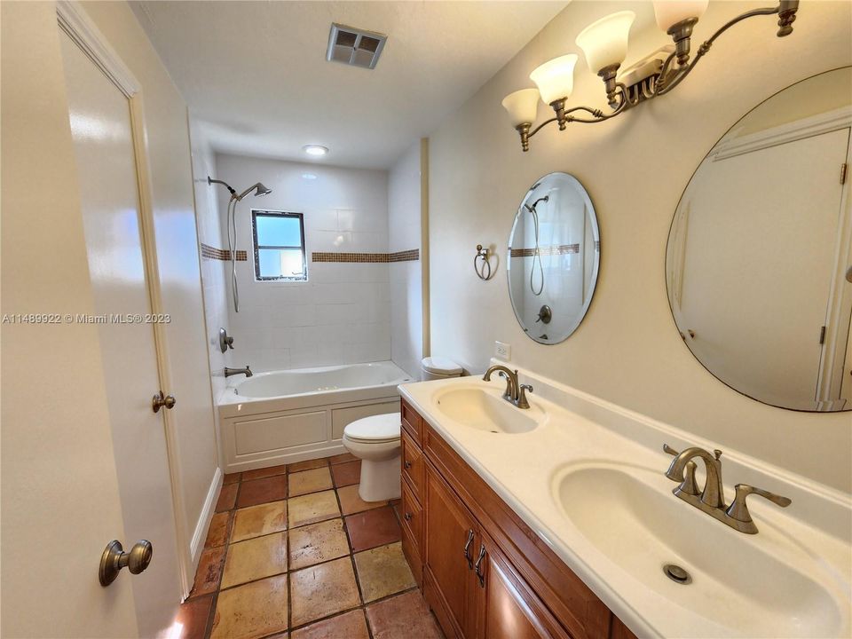 最近售出: $420,000 (3 贝兹, 3 浴室, 1844 平方英尺)