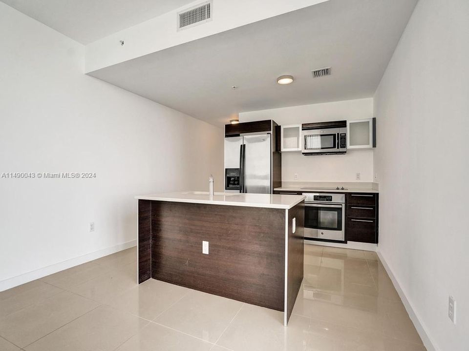 For Sale: $439,000 (1 beds, 1 baths, 651 Square Feet)