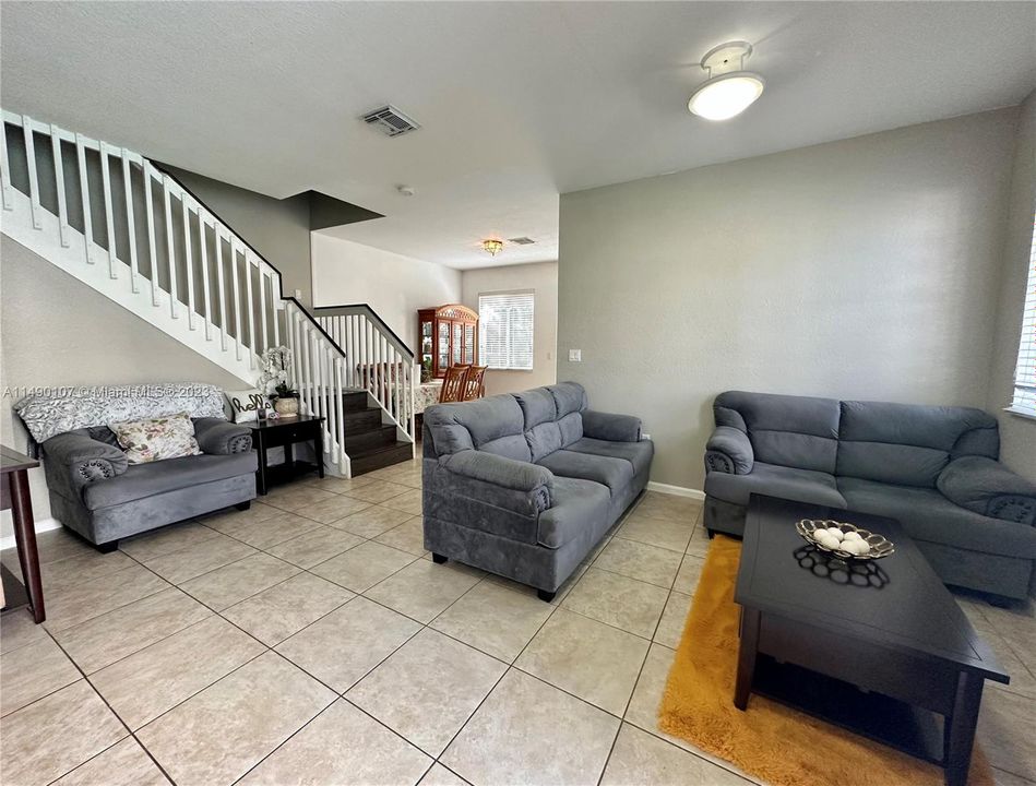 Недавно продано: $419,000 (4 спален, 3 ванн, 1689 Квадратных фут)