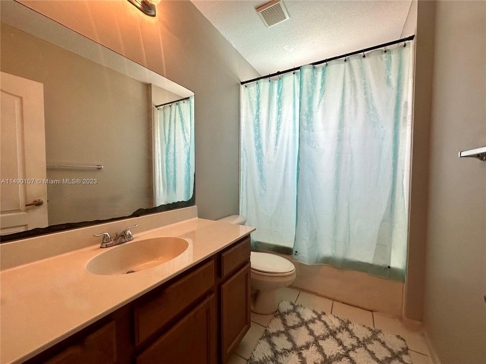 Недавно продано: $419,000 (4 спален, 3 ванн, 1689 Квадратных фут)