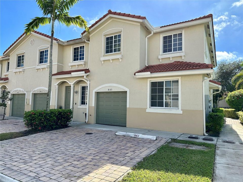 Недавно продано: $419,000 (4 спален, 3 ванн, 1689 Квадратных фут)