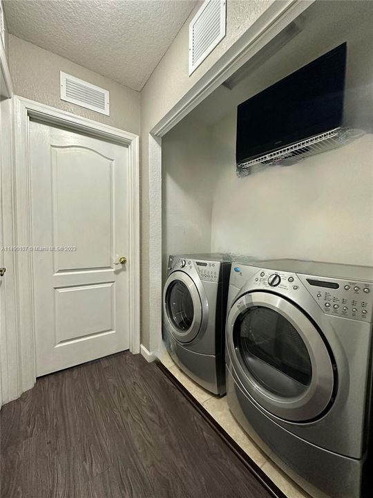 Недавно продано: $419,000 (4 спален, 3 ванн, 1689 Квадратных фут)