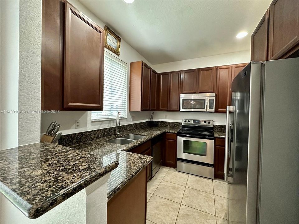 Недавно продано: $419,000 (4 спален, 3 ванн, 1689 Квадратных фут)