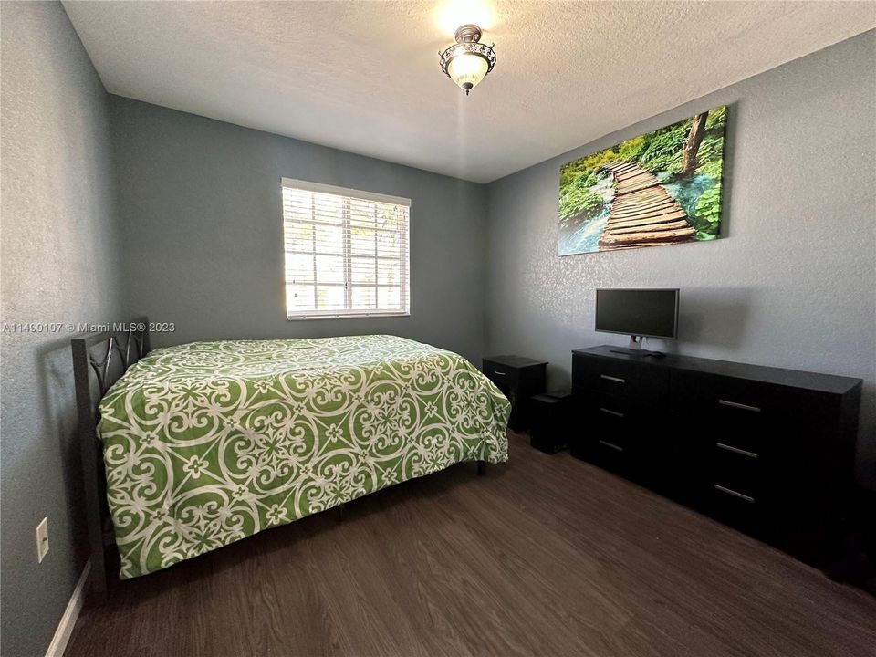 Недавно продано: $419,000 (4 спален, 3 ванн, 1689 Квадратных фут)