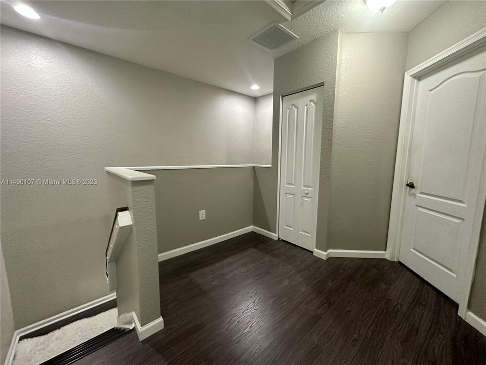 Недавно продано: $419,000 (4 спален, 3 ванн, 1689 Квадратных фут)