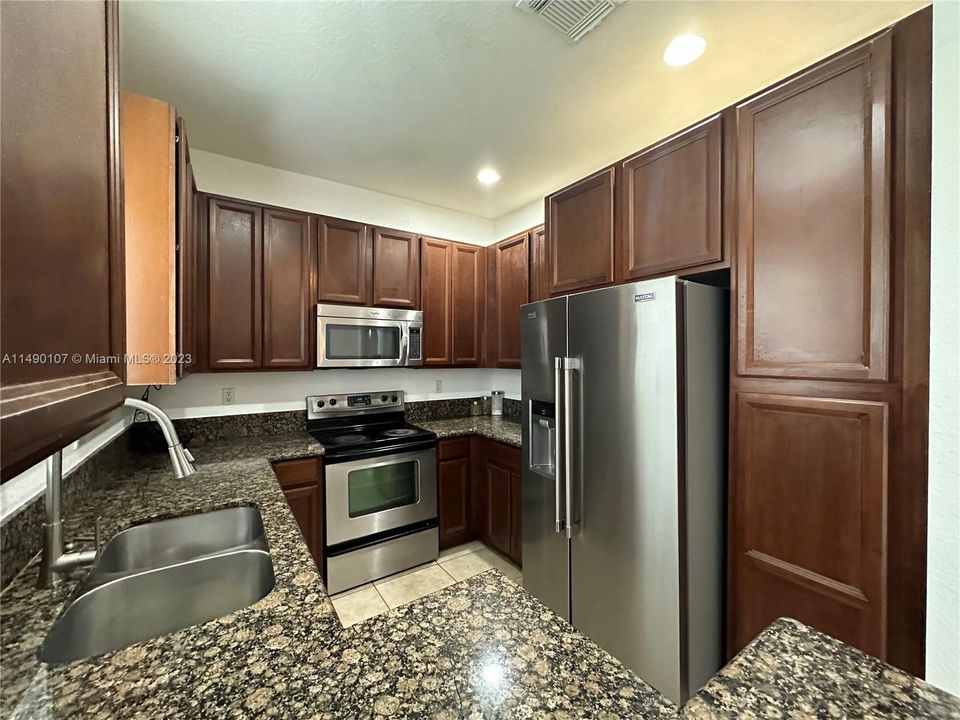 Недавно продано: $419,000 (4 спален, 3 ванн, 1689 Квадратных фут)