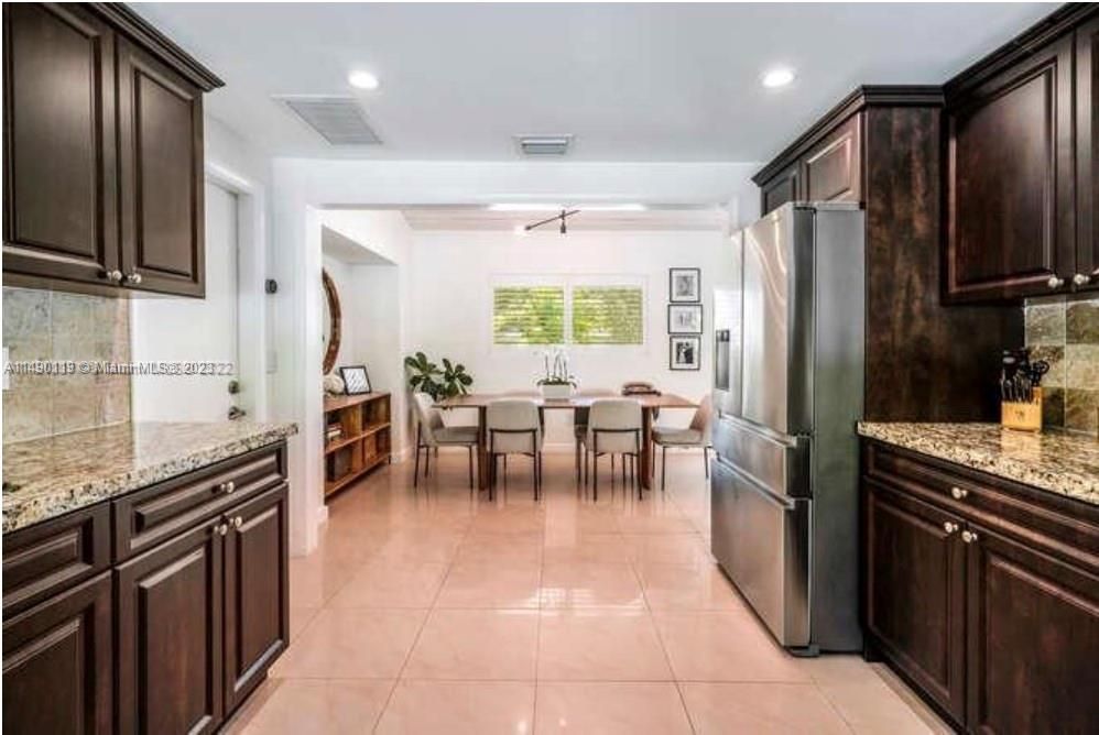 Недавно продано: $2,500,000 (4 спален, 3 ванн, 1647 Квадратных фут)