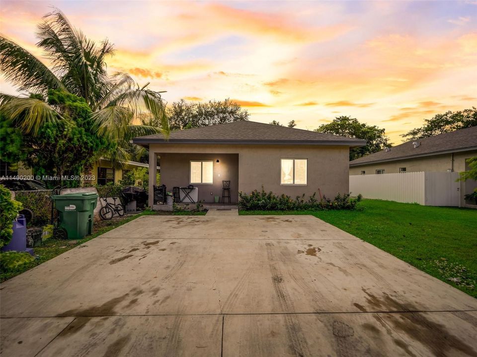 Недавно продано: $540,000 (4 спален, 2 ванн, 1443 Квадратных фут)