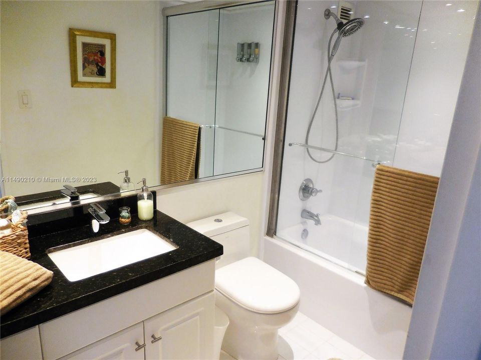 В аренду: $5,300 (2 спален, 2 ванн, 1030 Квадратных фут)