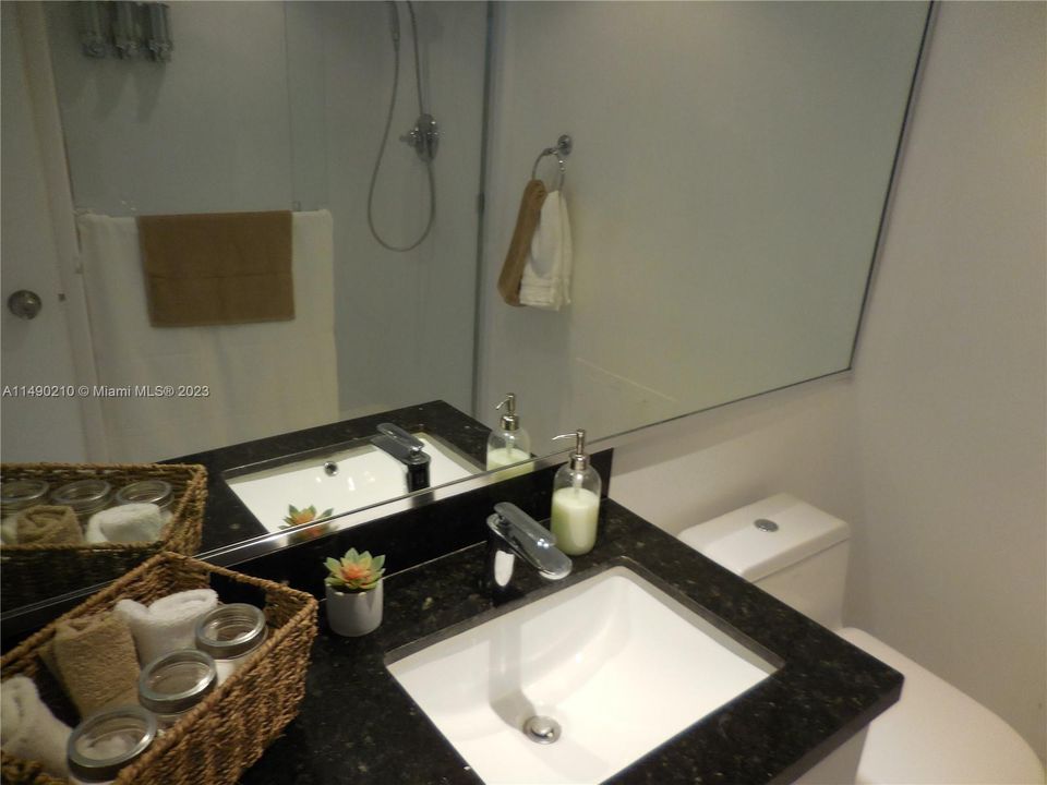 В аренду: $5,300 (2 спален, 2 ванн, 1030 Квадратных фут)