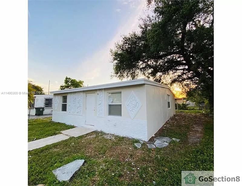 Recently Sold: $299,900 (3 beds, 1 baths, 918 Square Feet)